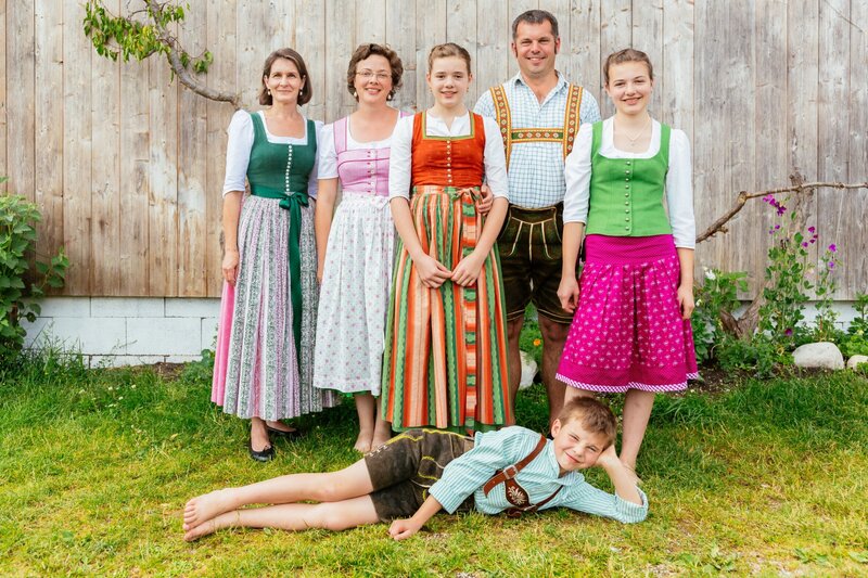 Gruppenfoto der Familie Bogner mit Freundin. Von links: Freundin und Küchenfee Isabell Bernlochner, Maria Bogner, Tochter Sophia, Ehemann Markus, Tochter Anna und vorne liegend Sohn Marinus. – Bild: BR/​megaherz gmbh/​Andreas Maluche