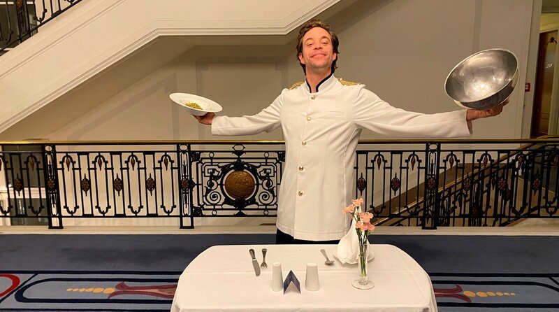 Checker Tobi erledigt den Zimmerservice. – Bild: BR/​megaherz gmbh/​Gordon Volk