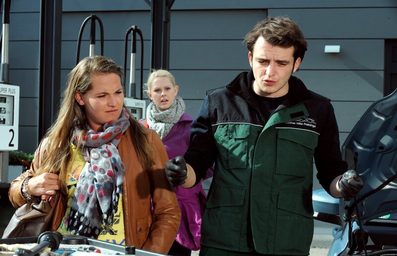 Yvi hört ein Gespräch zwischen Flori und Angela. Von links: Angela (Nicola Pendelin), Yvonne Preissinger (Alexa Eilers) und Florian Brunner (Tommy Schwimmer). – Bild: BR/​Marco Orlando Pichler