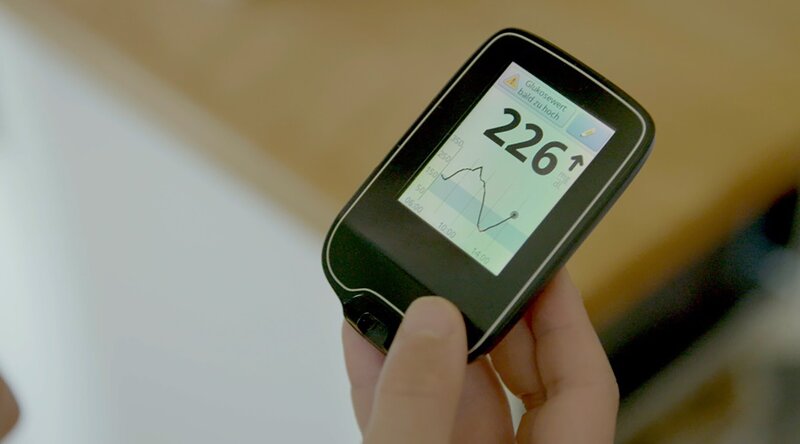 Zehn bis fünfzehn Mal muss Leonard am Tag seinen Blutzucker messen. – Bild: hr/​Marco Giacopuzzi