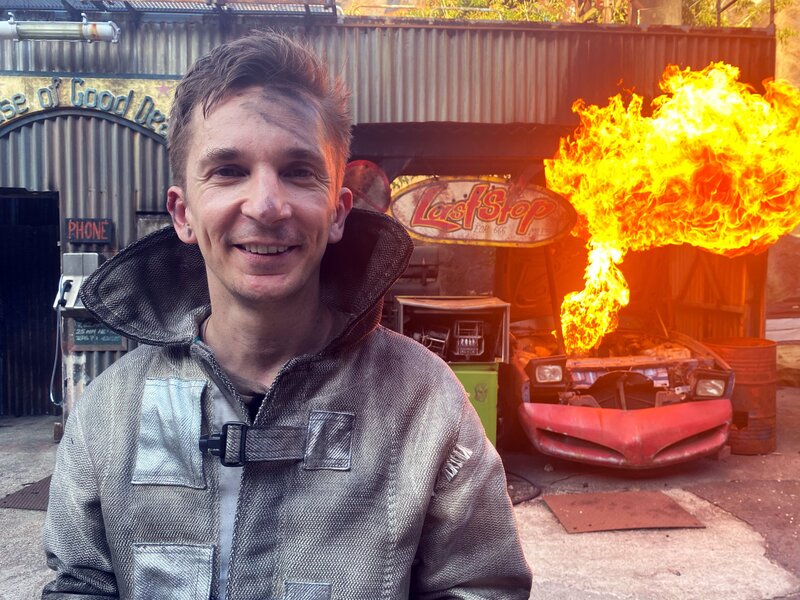 Was macht einen Actionfilm so spannend? Neben einer aufregenden Story sind es vor allem auch gefährliche Stuntszenen und verblüffende Filmtricks. „PUR+“-Moderator Eric Mayer dreht einen Action-Film und erklärt dabei, wie die Spezialeffekte gemacht werden. – Bild: Ute Mattigkeit /​ ZDF