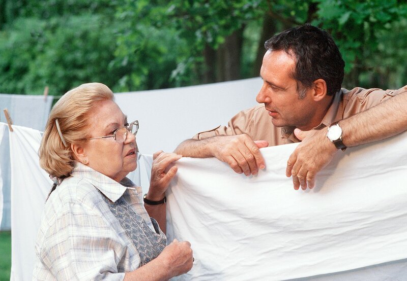 Der Journalist Julian Jablonka (Daniel Friedrich) holt sich einen Rat bei der Haushälterin Telse (Eva Maria Bauer). – Bild: rbb/​Degeto