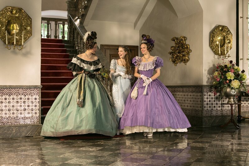 Die Prinzessinnen auf dem Weg zum Vater; v.l.n.r: Prinzessin Isabella (Alexandra Martini), Prinzessin Amélie (Leonie Brill), Prinzessin Eugenia (Svenja Görger). – Bild: WDR/​Kai Schulz