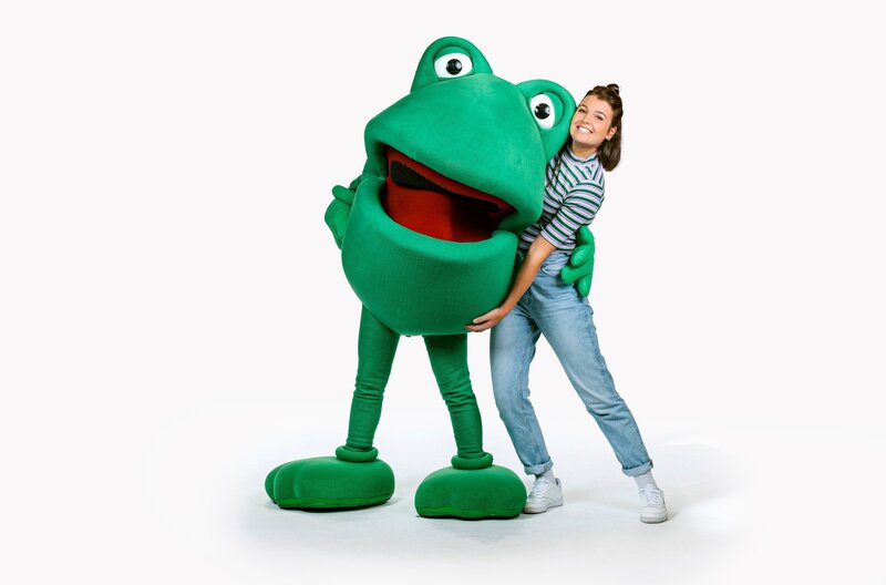 Moderatorin Laura Knöll präsentiert das Kinder- und Jugendformat Tigerenten Club, der Club zum Mitmachen mit Spielen, Spaß und spannendem Wissen. Mit dabei: Günter Kastenfrosch. – Bild: SWR/​Christian Koch