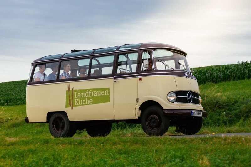 Der Landfrauenbus ist wieder unterwegs. Diesmal macht er Halt bei Anne Leichtenstern in Oberfranken. – Bild: BR/​megaherz gmbh/​Andreas Maluche