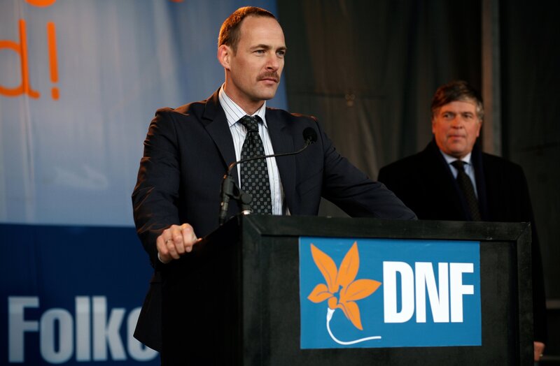 Der rechtsgerichtete Politiker Einar Bergene (Kyrre Haugen Sydness, li) und sein Parteichef Fredriksen (Kai Remlov) wollen die Wahl mit fremdenfeindlichen Parolen gewinnen. – Bild: Das Erste