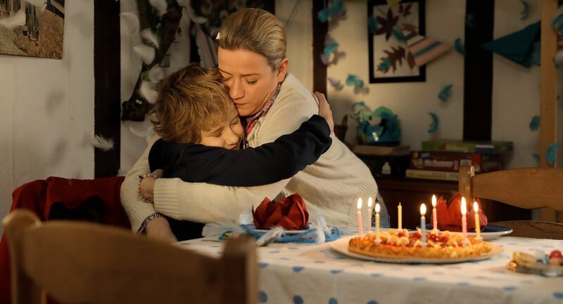 Marcel (Finnlay Berger) hat Geburtstag und ist froh, dass er bei seiner Mutter Louisa (Nina Gummich) ist. – Bild: SWR/​Tom Trambow