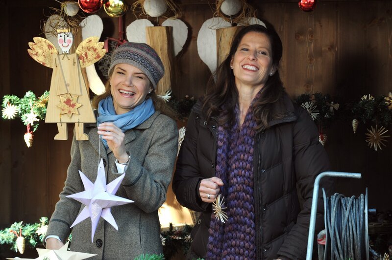 Uschi und Annalena geben sich bei der Dekoration des Weihnachtsstandes viel Mühe. Von links: Uschi Guggenmoser (Silke Popp) und Annalena Brunner (Heidrun Gärtner). – Bild: BR/​Marco Orlando Pichler