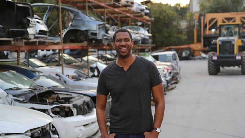 Astrophysiker Dr. Hakeem Oluseyi erklärt, was der Kosmos mit unseren Autos zu tun hat. – Bild: ZDF
