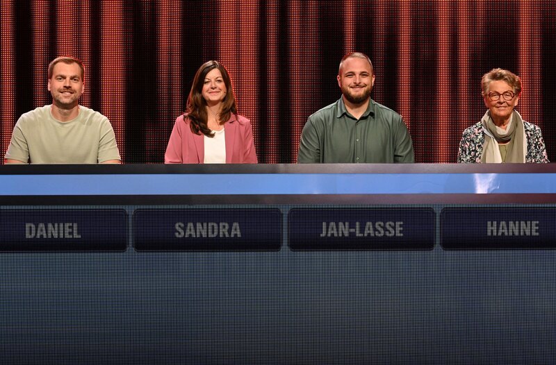 Die Kandidat:innen (v.l.n.r.): Daniel Hardekopf, Sandra Zeretzke, Jan-Lasse Kampshoff und Hanne Kirchberg. – Bild: ARD/Uwe Ernst Die Kandidat:innen (v.l.n.r.): Daniel Hardekopf, Sandra Zeretzke, Jan-Lasse Kampshoff und Hanne Kirchberg. – Bild: ARD/Uwe Ernst