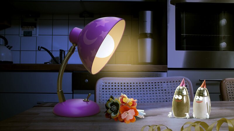 Die Küchenbewohner haben ein Fest für die kleine Lampe organisiert. – Bild: rbb/​Bastei Media