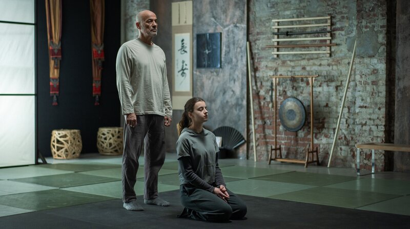 Hagen (Heiner Lauterbach, li.) unterrichtet die Tochter seiner Ermittlungspartnerin Dorea (Stella Spörrle, re.) in seinem Kampfsportstudio. – Bild: ARD Degeto Film/​filmpool fiction GmbH/​Christine Schroeder