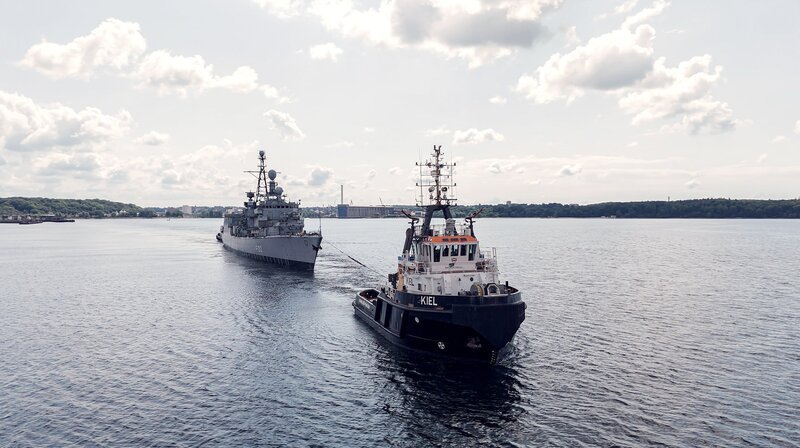 Die Kieler Schlepper ziehen die ausgemusterte Fregatte „Karlsruhe“ aus Flensburg zurück zu ihrem Liegeplatz in der Kieler Förde. – Bild: NDR / NDR Presse und Information Die Kieler Schlepper ziehen die ausgemusterte Fregatte „Karlsruhe“ aus Flensburg zurück zu ihrem Liegeplatz in der Kieler Förde. – Bild: NDR / NDR Presse und Information