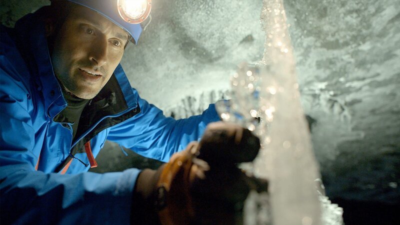 Tief im Inneren eines Gletschers untersucht Uli Kunz, wie sich die Eismassen bewegen. – Bild: ZDF und Phillip Mall