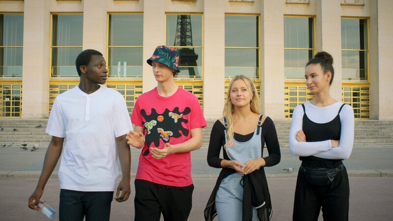 (V.li.:) Isaac (Terique Jarrett), Jeff (Castle Rock Peters), Lena (Jessica Lord) und Ines (Eubha Akilade) machen einen Spaziergang durch Paris. Am Tag vor ihrer Ballettprüfung sollen sie einen tanzfreien Tag genießen. – Bild: Cottonwood Media /​ Opéra national de Paris