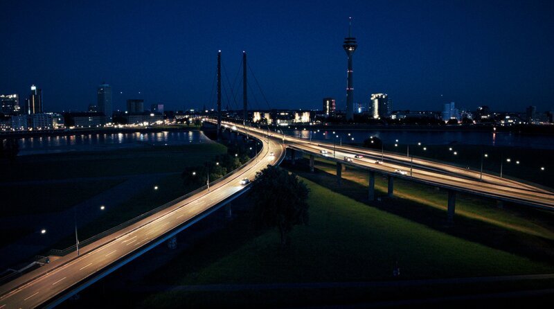 In Düsseldorf nimmt die neue Fahndungsbehörde „Landesamt zur Bekämpfung der Finanzkriminalität“ ihre Arbeit im Kampf gegen Geldwäscher auf. – Bild: WDR/Till Vielrose/DOCDAYS In Düsseldorf nimmt die neue Fahndungsbehörde „Landesamt zur Bekämpfung der Finanzkriminalität“ ihre Arbeit im Kampf gegen Geldwäscher auf. – Bild: WDR/Till Vielrose/DOCDAYS