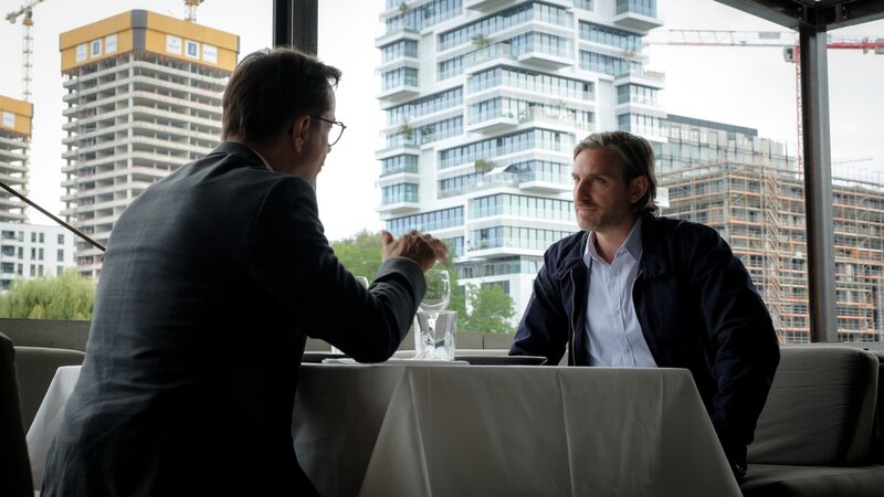 Joachim Vernau (Jan Josef Liefers, l.) wird von Andreas Hartmann (Jonas Hien, r.) beauftragt, Sebastian Marquardt zu finden. – Bild: Conny Klein /​ ZDF
