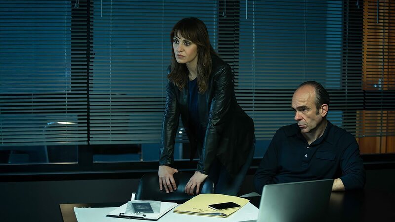 Petra Delicato (Paola Cortellesi) und Pessone (Antonio Zavatteri) – Bild: SKY ITALIA SRL /​ CATTLEYA SRL /​ BARTLEBYFILM SRL