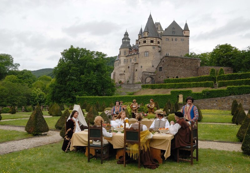 Mit einem Fest feiert die Königsfamilie den glücklichen Ausgang der Geschichte. – Bild: rbb/​WDR/​Hardy Spitz