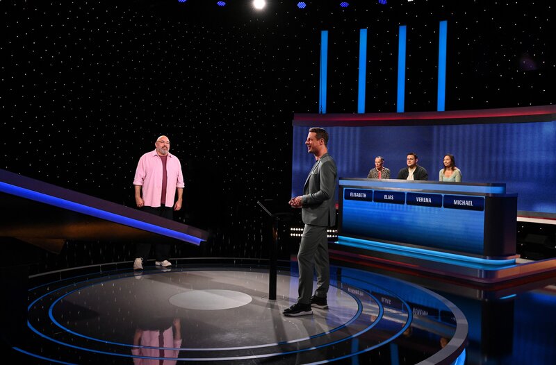 Moderator Alexander Bommes (M.) mit den Kandidat:innen: Michael Juchmes (l.), Elisabeth Wesselowski (3.v.r.), Elias Kaminski (2.v.r.) und Verena Schicker. – Bild: ARD/​Uwe Ernst