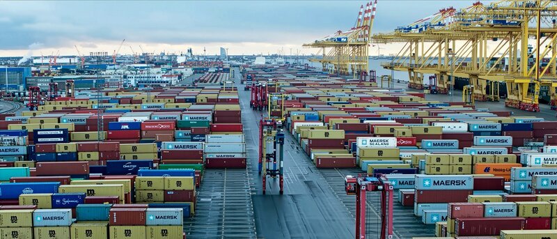 Die bunten Container kommen und gehen im Containerterminal in Bremerhaven. – Bild: Radio Bremen/​Hannes Hubach