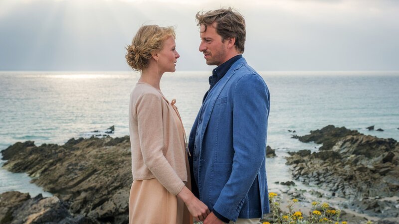 Rosamunde Pilcher – Wenn Fische lächeln Romantik am Strand: Friederike Ott als Liz, Ben Blaskovic als Ray. – Bild: SRF/​ZDF/​Jon Ailes