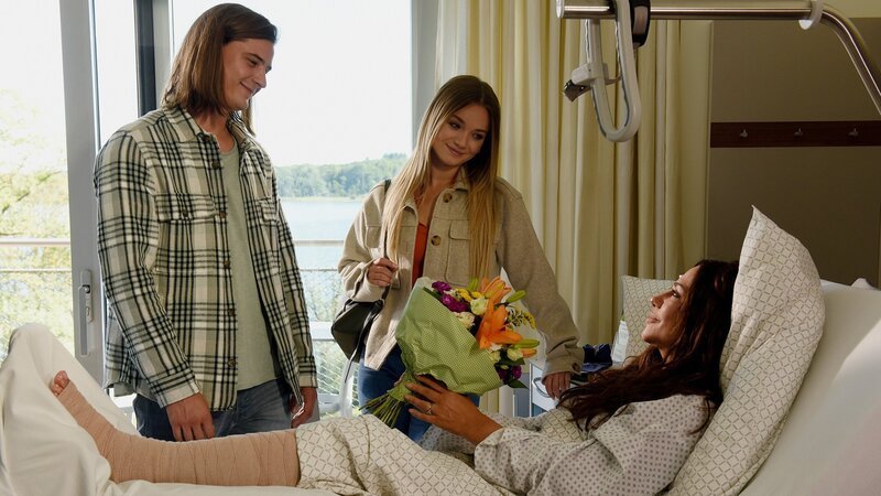 Frühling – Mit dem Feind im Bett Besuch im Krankenhaus: Kristo Ferkic als Adrian Steinmann, Julia Willecke als Lilly Engel, Simone Thomalla als Katja Baumann – Bild: SRF/​ZDF/​Hendrik Heiden /​ Barbara Bauriedl