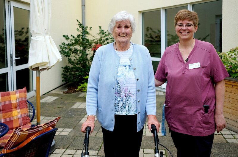 Betreuerin Jana Kroll-Cabrera bei der Sturzprävention für die 92-jährige Gerda Zielenski. Soweit möglich, sollen die Bewohner aktiv bleiben. – Bild: NDR/Matthias Ruuck/Clip Film Betreuerin Jana Kroll-Cabrera bei der Sturzprävention für die 92-jährige Gerda Zielenski. Soweit möglich, sollen die Bewohner aktiv bleiben. – Bild: NDR/Matthias Ruuck/Clip Film