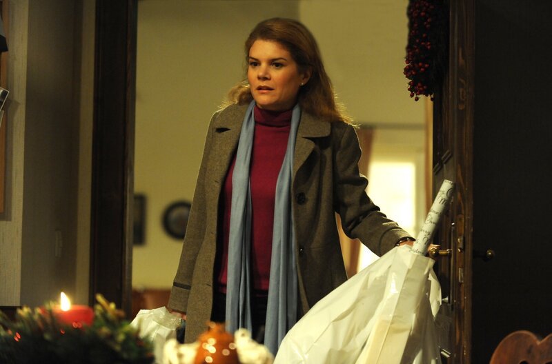 Uschi (Silke Popp) hilft den Brunners bei den Vorbereitungen fürs Weihnachtsfest. – Bild: BR/​Marco Orlando Pichler