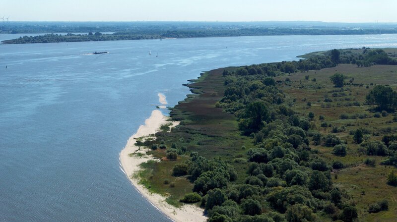 Große Pötte, kleine Inseln und ein weiter Blick bis ans andere Ufer: Auf der Unterelbe zwischen Hamburg und der Nordsee spürt man das Gefühl von Freiheit, Sehnsucht und Abenteuer. – Bild: NDR/Kevin Finke Große Pötte, kleine Inseln und ein weiter Blick bis ans andere Ufer: Auf der Unterelbe zwischen Hamburg und der Nordsee spürt man das Gefühl von Freiheit, Sehnsucht und Abenteuer. – Bild: NDR/Kevin Finke