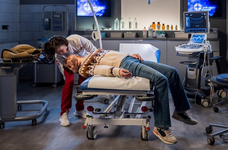 Dr. Rebecca Krieger (Milena Straube, l.) testet, ob es sich bei Sylvia König (Anja S. Gläser, r.) um einen Lagerungsschwindel handelt. – Bild: ARD/​Michael Kremer