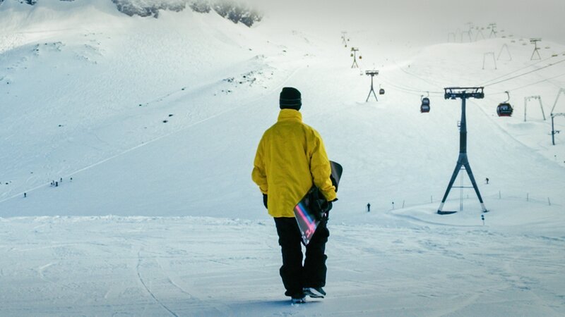 Snowboardfahrer bei der Skipiste vor der Abfahrt. – Bild: METAFILM / ORF Snowboardfahrer bei der Skipiste vor der Abfahrt. – Bild: METAFILM / ORF