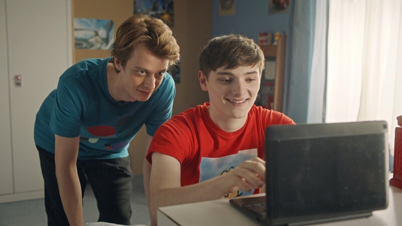 Simon (Louis Davison, r.) hat Jeff (Castle Rock Peters, l.) bei den Aufnahmen der Hip-Hop-Choreographie geholfen, die er für einen Produzenten gefilmt hat. Beide schauen sich das Ergebnis an. – Bild: Cottonwood Media – Opéra national de Paris