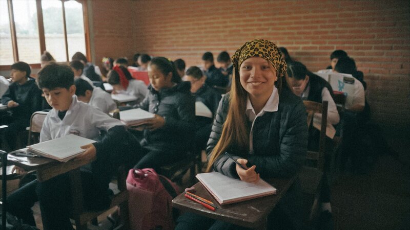 Ada begleitet ihren Cousin in die Schule in Bolivien. – Bild: hr/​rbb/​Timeline Film+TV/​Johannes Pfau