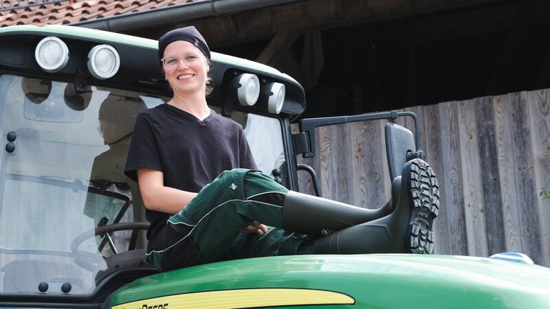 Früh übt sich … Andrea hilft zuhause auf dem elterlichen Hof oft mit. Arbeiten, die sie auch in ihrem Beruf als Dorfhelferin machen wird. – Bild: Stella Traub /​ Tangram International GmbH /​ BR