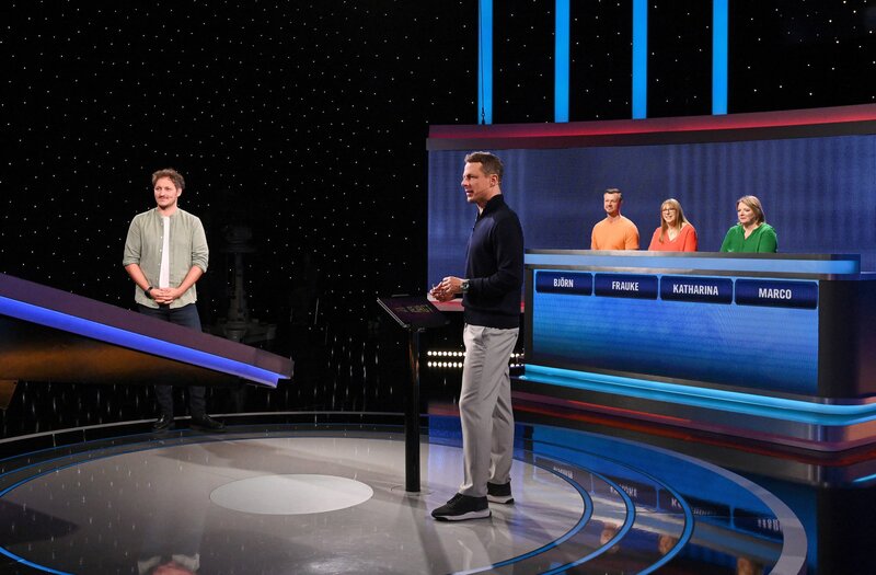 Moderator Alexander Bommes (M.) mit den Kandidat:innen (v.l.n.r.): Marco Angelini-Santner (l.), Björn Lüdtke (3.v.r.), Frauke Glaß-Fricke (2.v.r.) und Katharina Bielz. – Bild: ARD/​Uwe Ernst