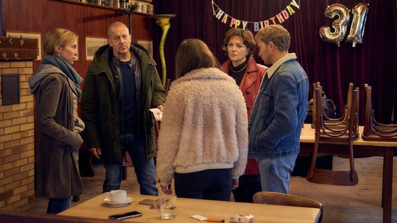 SOKO-Chef Ingo Thiel (Heino Ferch, 2. v. l.) und Opferschützerin Conny (Sina Bianca Hentschel, l.) benötigen die Hilfe von Amelies Angehörigen: Zwillingsschwester Marie Reinhard (Kristin Suckow, M.), Mutter Dorothee Reinhard (Martina Gedeck, 2. v. r.) und Freund Jonas Lange (Max Hubacher, r.) sollen ein potenzielles Beweisstück identifizieren. – Bild: ZDF und Frank Dicks