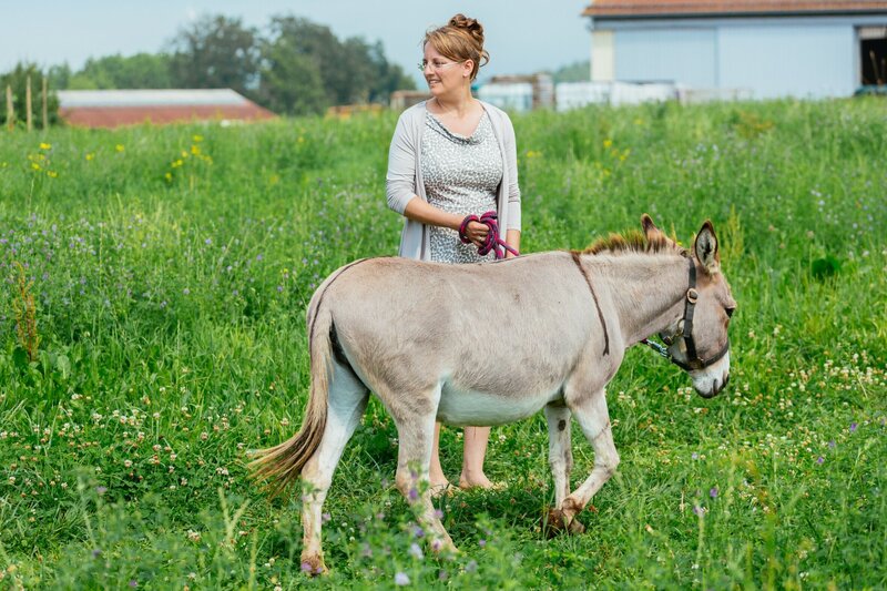 Hofrundgang: Manuela Thalhammer beim Spaziergang mit Esel. – Bild: BR/​megaherz gmbh/​Andreas Maluche