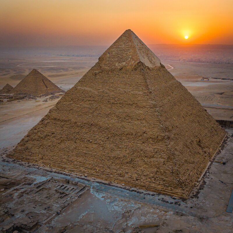 Die große Pyramide von Gizeh. Sie besteht aus drei Millionen Steinen. Wie die Ägypter es schaffen konnten, diese Steine auf das Gizeh-Plateau zu transportieren, lösten erst neuste wissenschaftliche Erkenntnisse über den Nil. – Bild: ZDF und Oliver Roetz