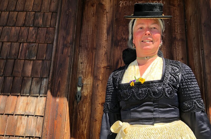 Monika Quehenberger, Ehefrau von Thomas Quehenberger Junior, im traditionellen Überrock. Weiteres Bildmaterial finden Sie unter www.br-foto.de. – Bild: ORF/​SCARLATTI Arts international/​Martin Pichl