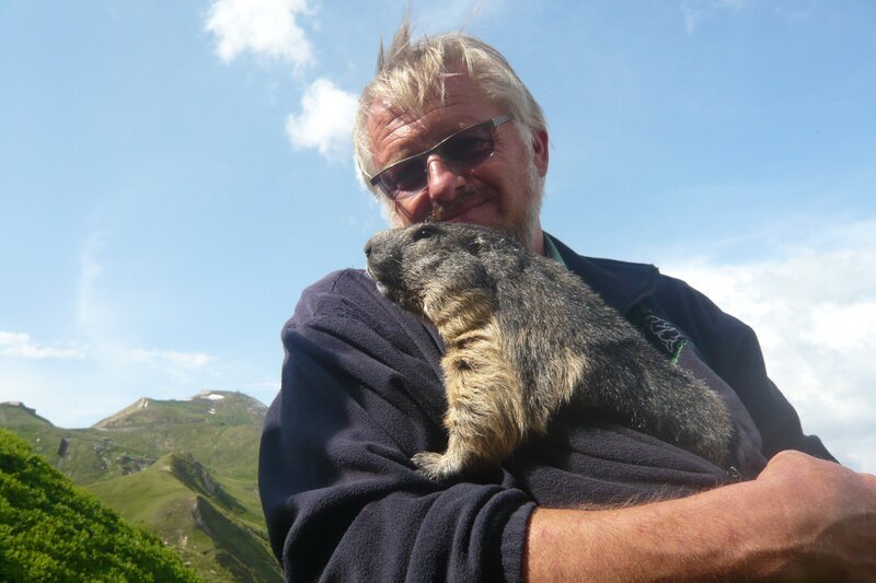 Mankeiwirt Herbert hat Murmeltier Meri als Waisenjunges bekommen und mit der Flasche aufgezogen. Jetzt liebt Meri ihren menschlichen Ziehvater! – Bild: BR/​TEXT + BILD Medienproduktion GmbH & Co. KG