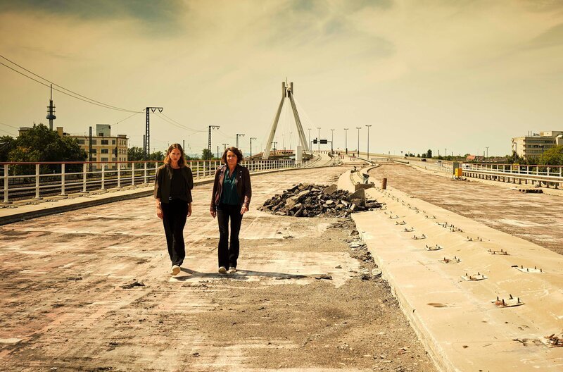 v.li.: Die Ludwigshafener Ermittlerinnen Johanna Stern (Lisa Bitter) und Lena Odenthal (Ulrike Folkerts). – Bild: SWR/​Benoît Linder