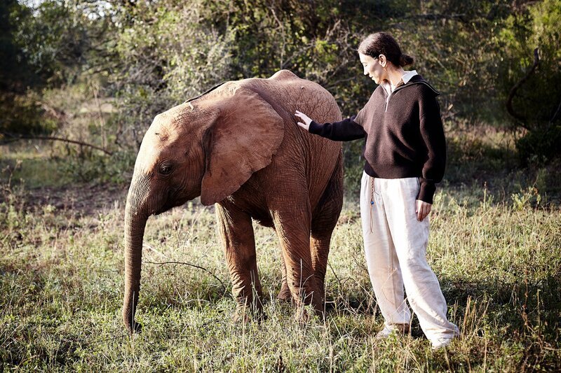 In einer Elefantenauffangstation erlebt Sibel ganz besondere Momente beim morgendlichen Spaziergang mit den Elefantenbabys. – Bild: Andreas Dauerer /​ ZDF