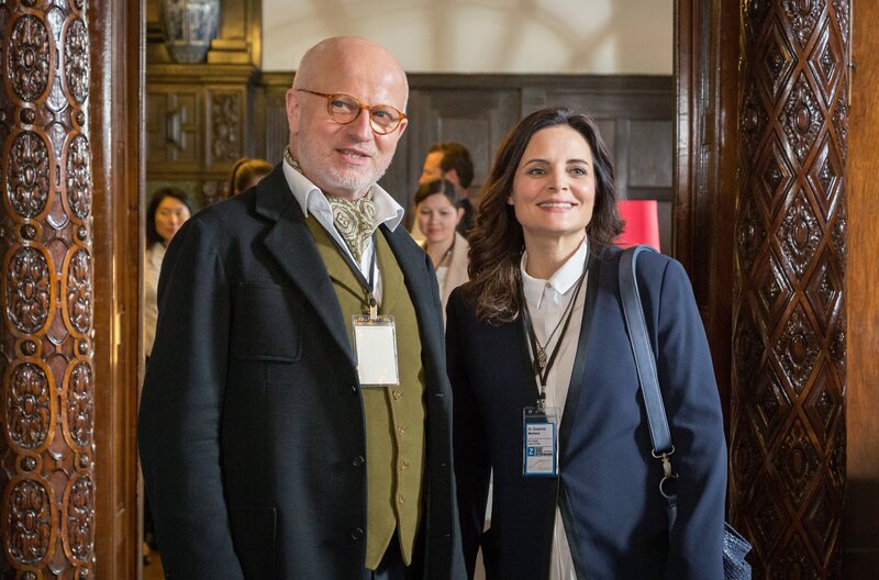 Tierärztin Susanne Mertens (Elisabeth Lanz, rechts) hat auf dem internationalen Kongress für Zoo- und Wildtierärzte eine vielbeachtete Grundsatzrede gehalten. Ihr alter Mentor und Wiener Professor August Oberstaller (Hannes Gastinger) freut sich mit seiner früheren Lieblingsstudentin über den Erfolg – nicht ohne Hintergedanken. – Bild: ARD/​Steffen Junghans