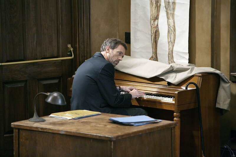 In Gedanken versunken spielt House (Hugh Laurie) ein Stück auf dem Klavier. Für welche Bewerber wird er sich endgültig entscheiden? – Bild: RTL Deutschland