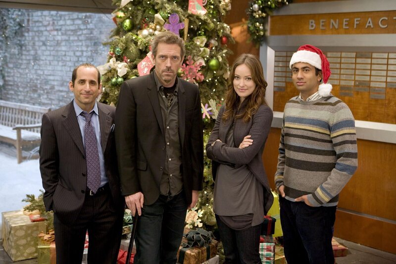 Dr. House (Hugh Laurie, 2.v.l.) mit den Kollegen des Princeton-Plainsboro Teaching Hospital, Dr. Chris Taub (Peter Jacobson, l.), Dr. Remy „Dreizehn“ Hadley (Olivia Wilde) und Dr. Lawrence Kutner (Kal Penn). – Bild: RTL Deutschland