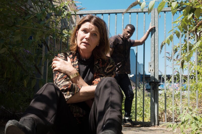 Chiara kann aus Susannes (Hanna Wolharn) Fängen befreit werden, doch Moritz (Tijan Njie) erkennt, dass das seine Wut über Michelles Tod nicht mildert. – Bild: RTL /​ Kai Schulz