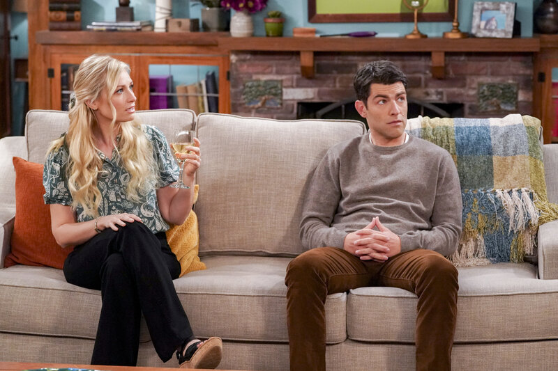 Gemma Johnson (Beth Behrs, l.); Dave Johnson (Max Greenfield, r.) – Bild: © 2020 CBS Broadcasting Inc.  /​ Monty Brinton /​ Monty Brinton