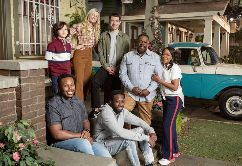 (im Uhrzeigersinn) Grover Johnson (Hank Greenspan); Gemma Johnson (Beth Behrs); Dave Johnson (Max Greenfield); Calvin Butler (Cedric the Entertainer); Tina Butler (Tichina Arnold); Malcolm Butler (Sheaun McKinney); Marty Butler (Marcel Spears) – Bild: © 2020 CBS Broadcasting, Inc.  /​ Monty Brinton /​ Monty Brinton