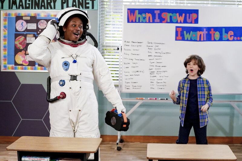 Marty Butler (Marcel Spears, l.); Grover Johnson (Hank Greenspan, r.) – Bild: © 2021 CBS Broadcasting Inc.  /​ Monty Brinton /​ Monty Brinton